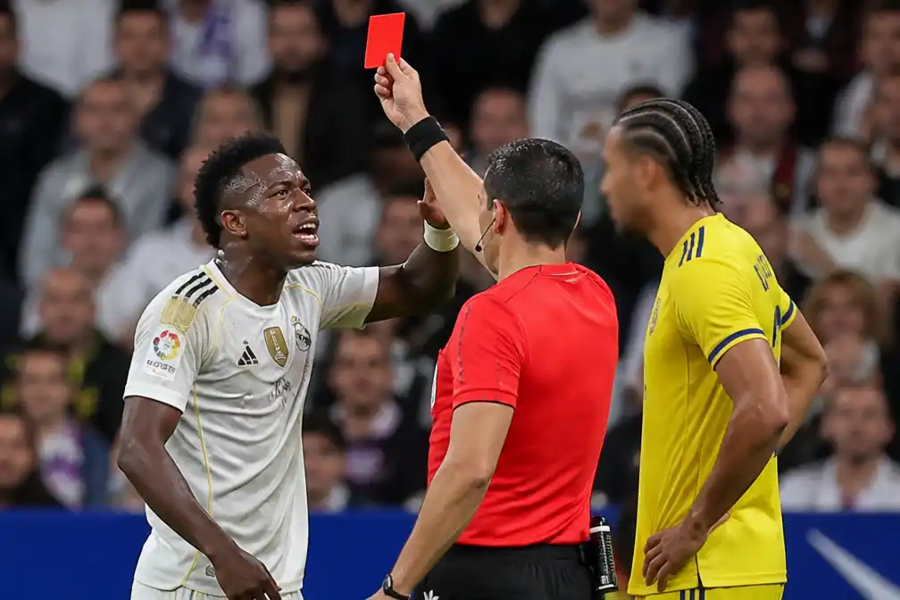 Vinicius krijgt rood en ziet goal afgekeurd na haar trekken bij zege Real Madrid