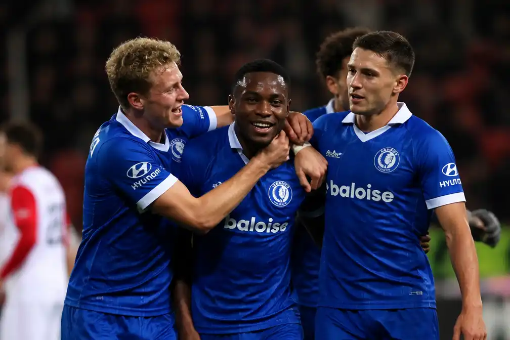 AA Gent wint met 0-2 op Zulte Waregem en staat opnieuw aan de leiding
