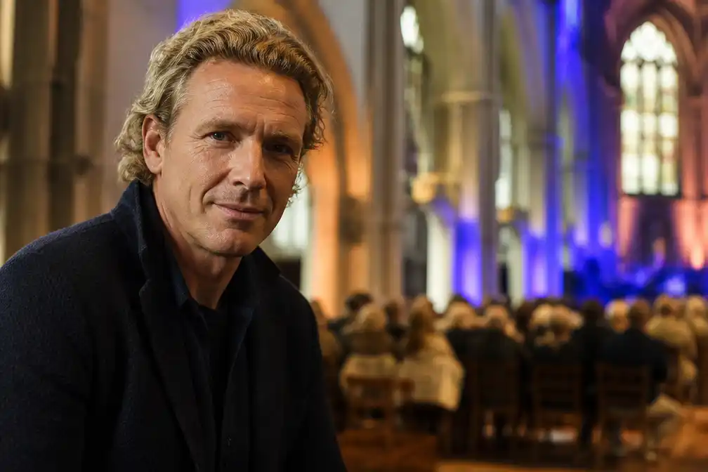 Daan Schuurmans vertelt bij Luminiscence in de Utrechtse Jacobikerk