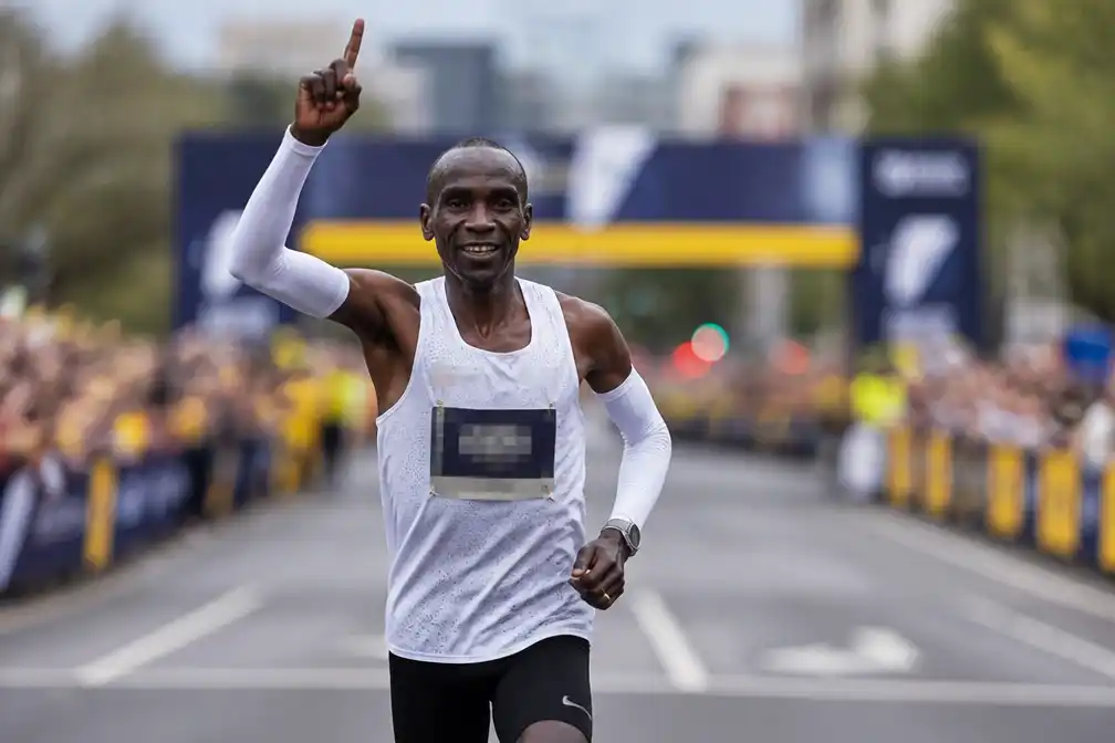 Kipchoge (41) wint marathon van Melbourne in parcoursrecord 2.09.10