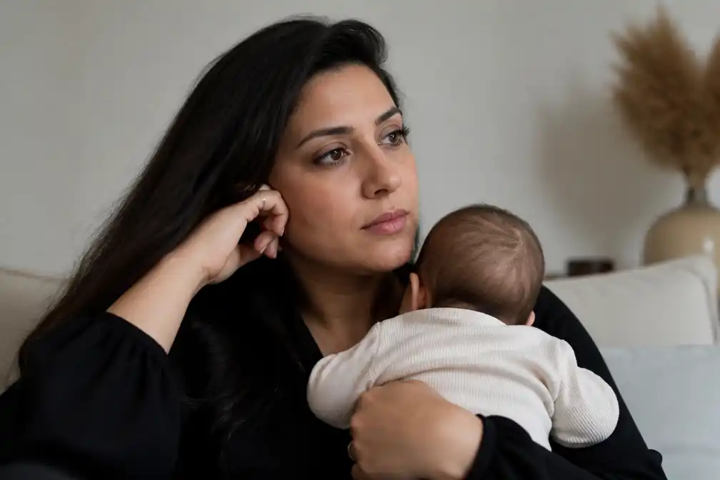 Hila Noorzai geniet van moederschap, maar rouwt om dood van haar vader