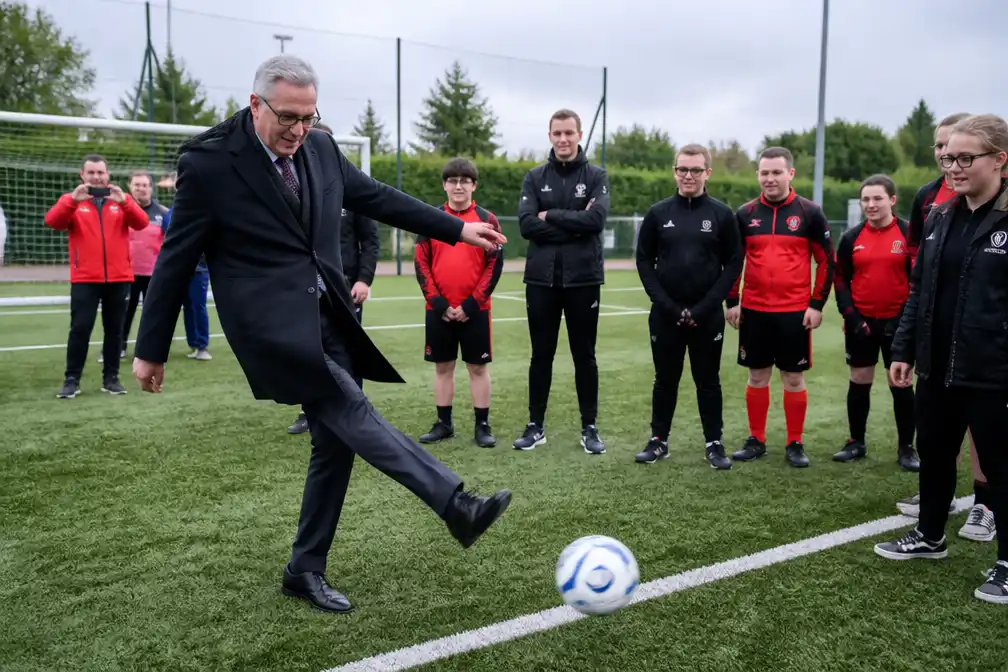 Prins Laurent trapt G-Voetbal Kortrijk op gang uit steun voor mensen met een beperking