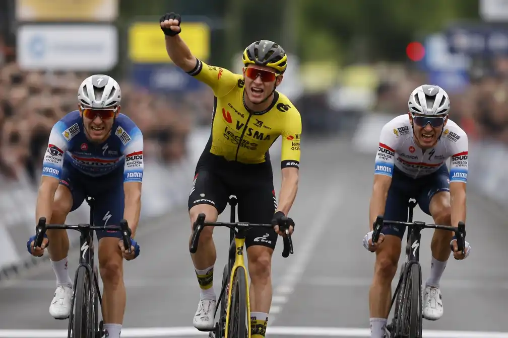 Per Strand Hagenes wint Parijs-Tours, Jasper Stuyven tweede