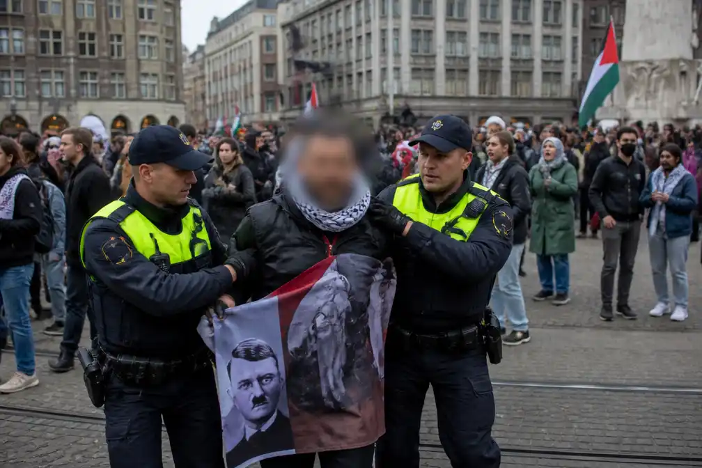 Duizend mensen bij pro-Palestijnse mars in Amsterdam, politie houdt man aan om spandoek