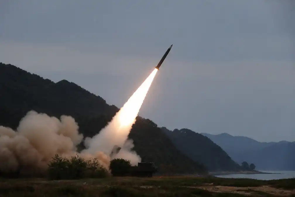 Noord-Korea vuurt meerdere ballistische raketten richting Japanse Zee af
