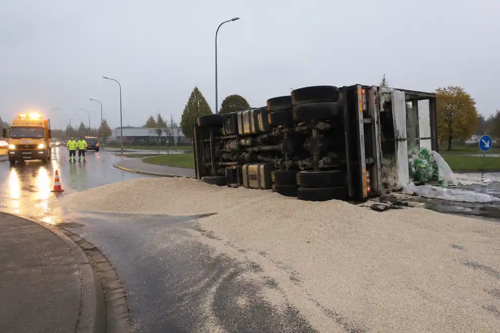 Vrachtwagen met kattenbakvulling kantelt op rotonde in Dendermonde, uren verkeershinder