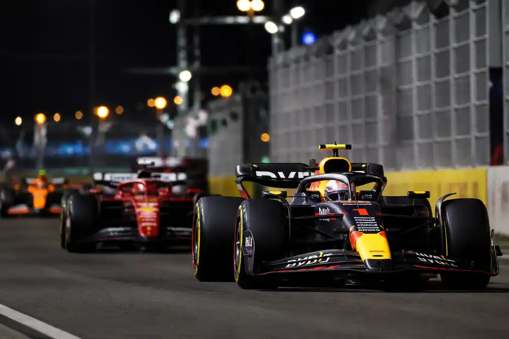 Verstappen wint Grand Prix van Singapore, Hamilton verspeelt podium met pitstopkeuze