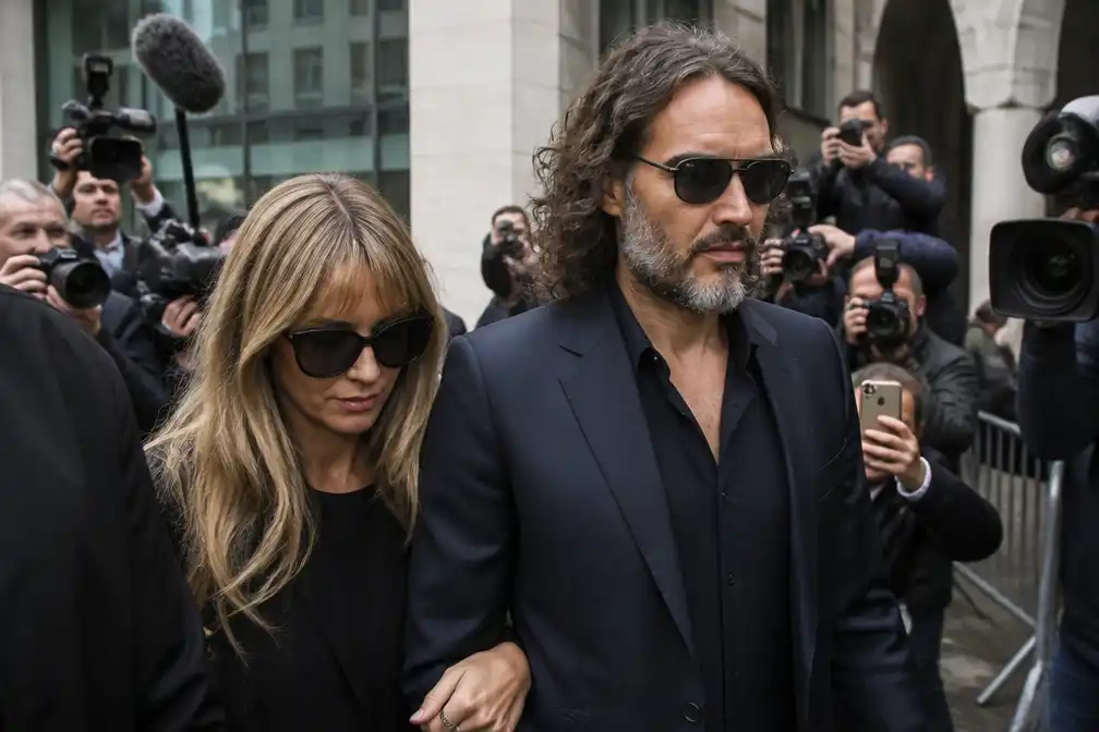 Russell Brand arriveert bij Londense rechtbank voor begin verkrachtingszaak