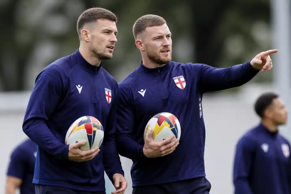 Harry Smith naast George Williams; Mikey Lewis ontbreekt bij Engeland tegen Tonga