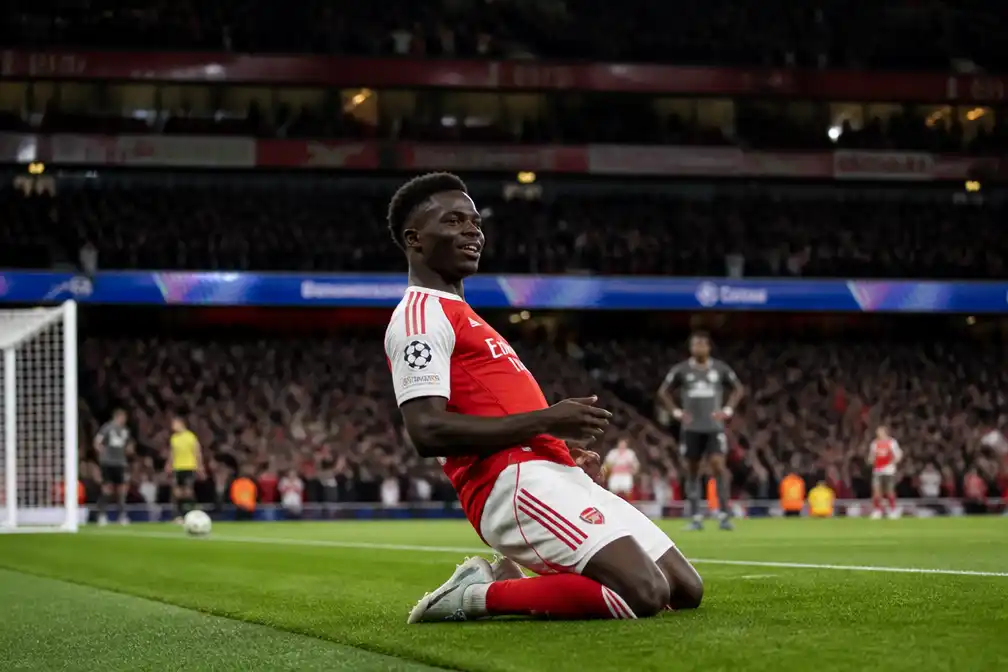 Saka valt in en bezorgt Arsenal twaalfde zege op rij tegen Lille