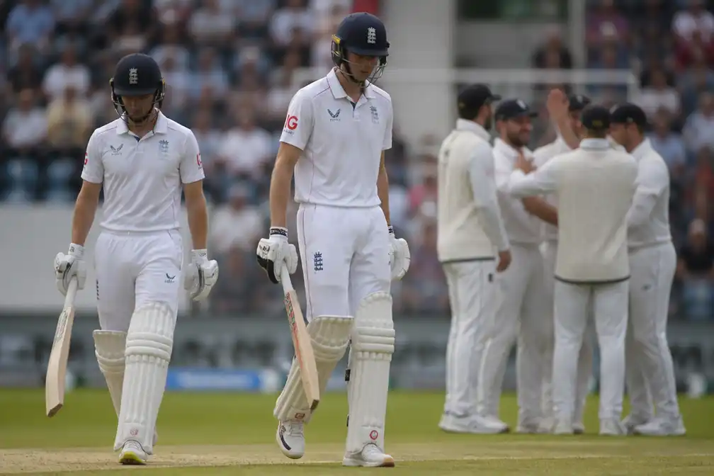 Engeland verliest drie vroege wickets op dag drie tegen Nieuw-Zeeland in Trent Bridge
