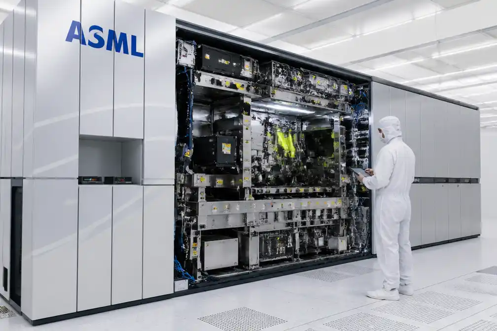 ASML boekt 113.000 euro winst per werknemer en schaart zich onder wereldwijde top drie
