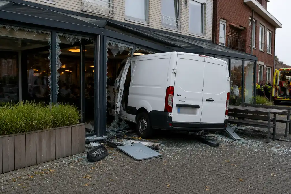 Bestelwagen crasht in frituur in Kruishoutem: vier klanten gewond
