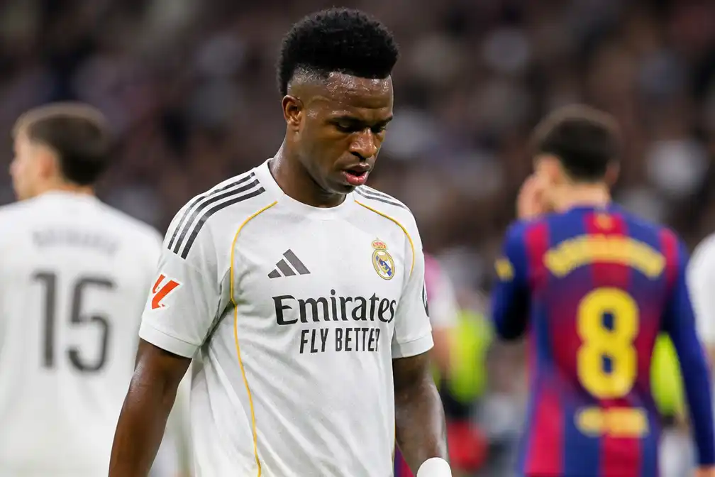 Vinícius Júnior vier duels geschorst en mist El Clásico bij FC Barcelona