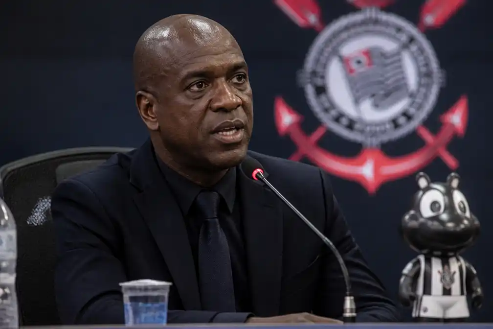 Clarence Seedorf gepresenteerd als trainer van Corinthians
