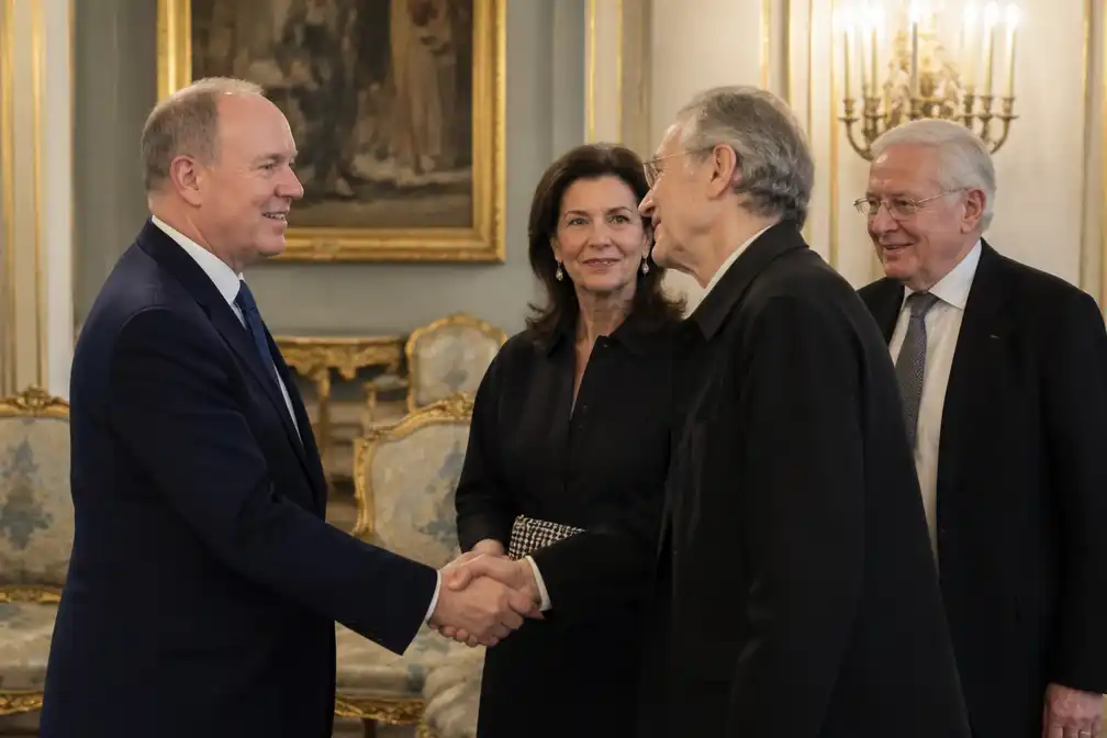 Prins Albert en prinses Caroline ontvangen literaire prijswinnaars in Monaco