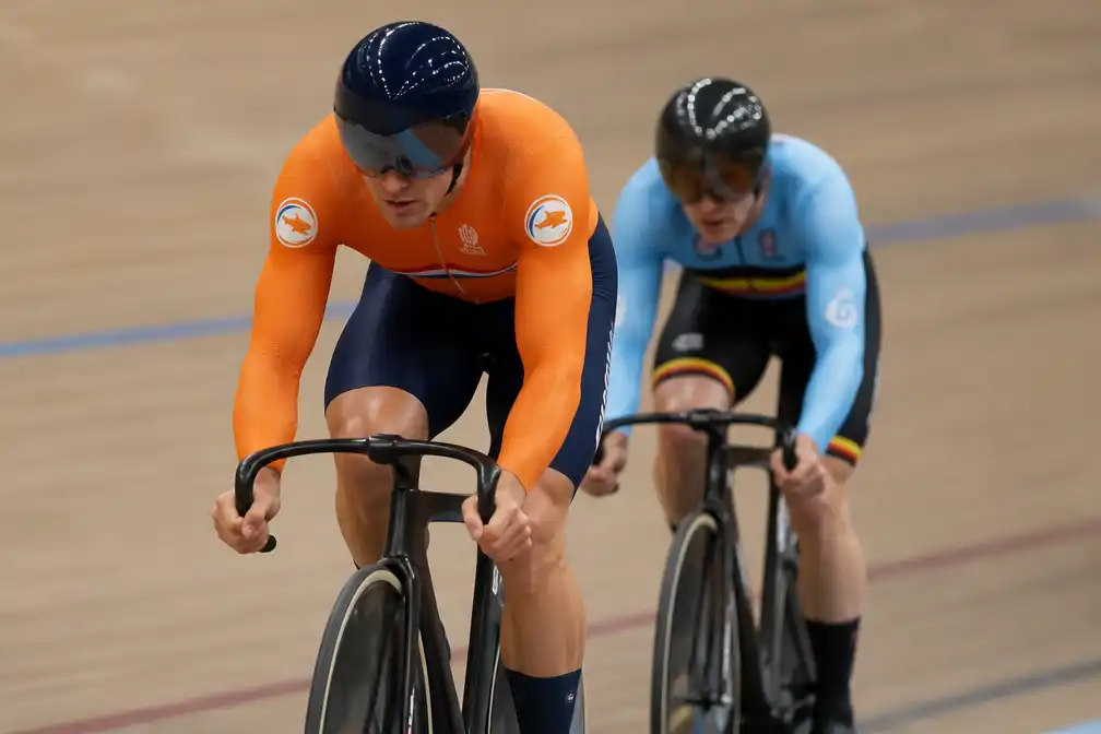 Lavreysen naar halve finales keirin op WK baanwielrennen in Shanghai