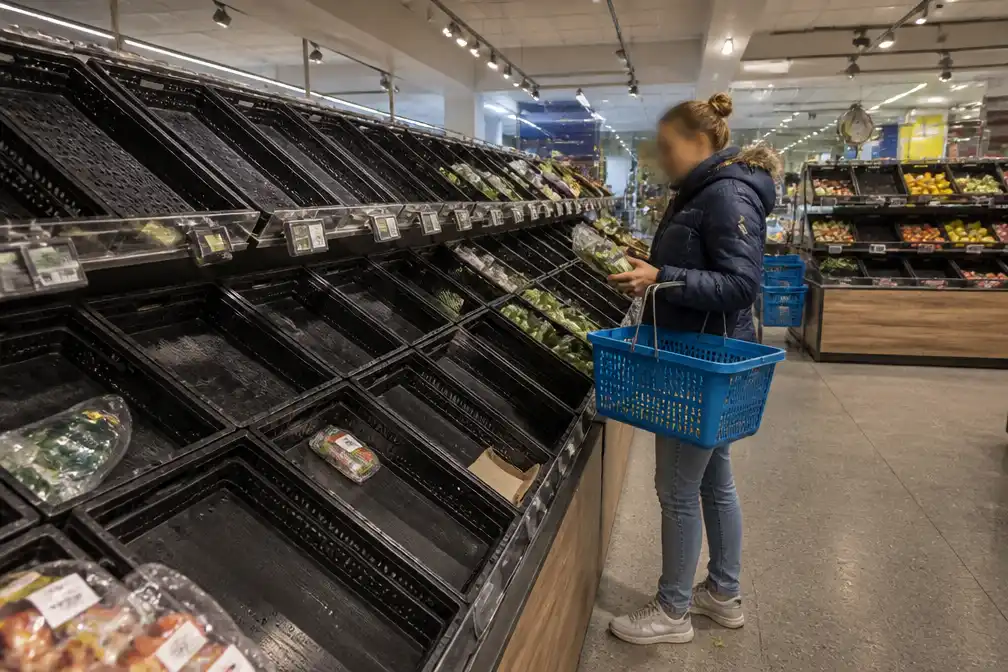 Lege schappen bij Albert Heijn voor verse producten, bevoorrading herstelt