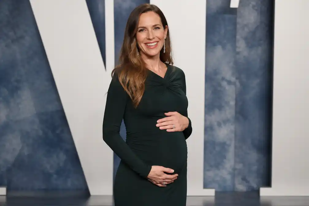 Hilary Swank (52) zwanger van derde kind
