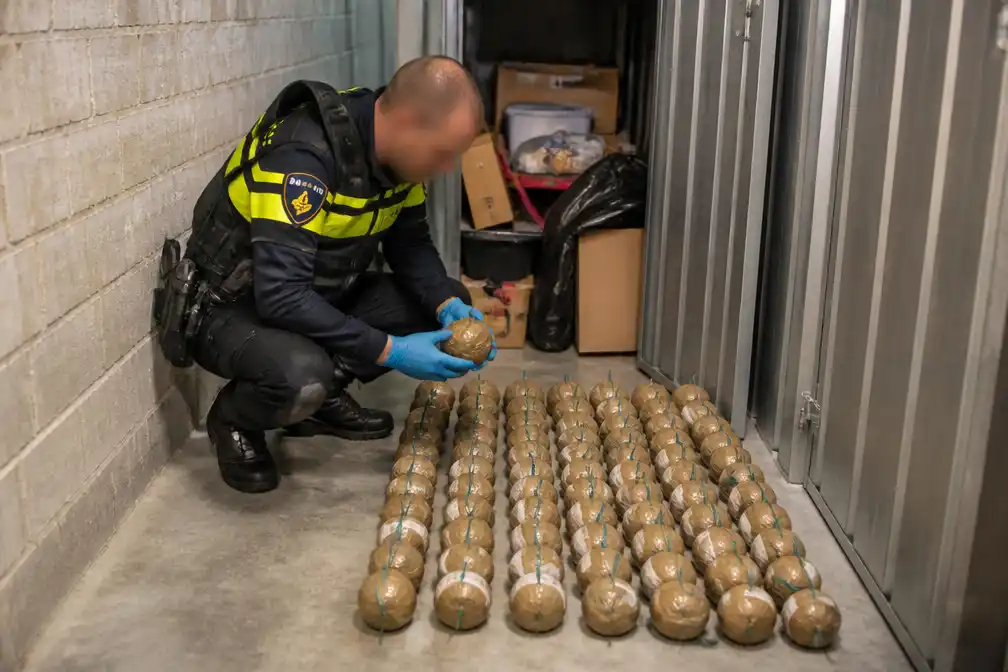Politie vindt bijna vijftig Cobra 20's in kelderbox Utrechtse flat