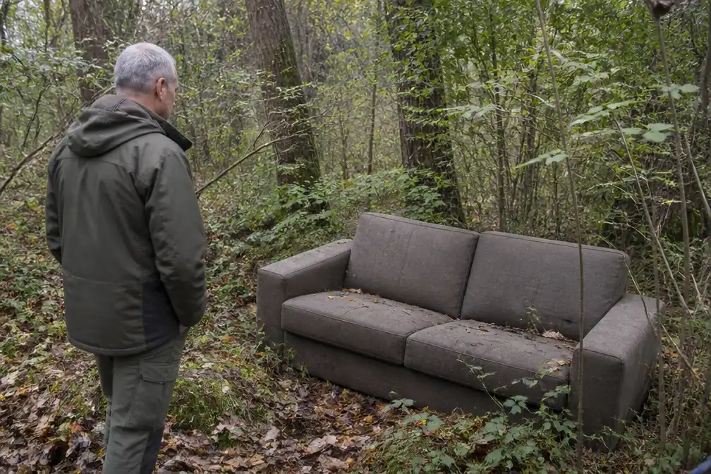 Grote stoffen zetel gedumpt in natuurgebied Het Zegbroek in Tremelo