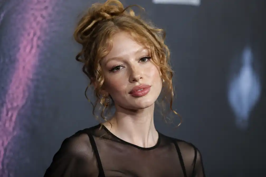Euphoria-actrice Chloe Cherry brengt memoires 'Somewhere Dark and Hot' uit