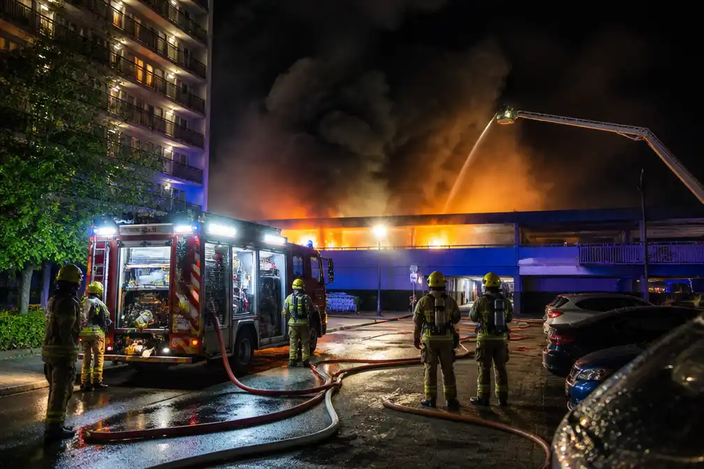 Zeer grote brand in parkeergarage bij flat in Amsterdam Nieuw-West