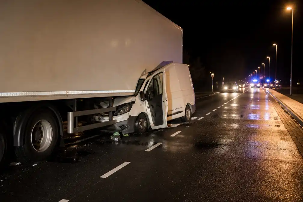 Bestuurder overleden na botsing met geparkeerde oplegger in Meerbeke