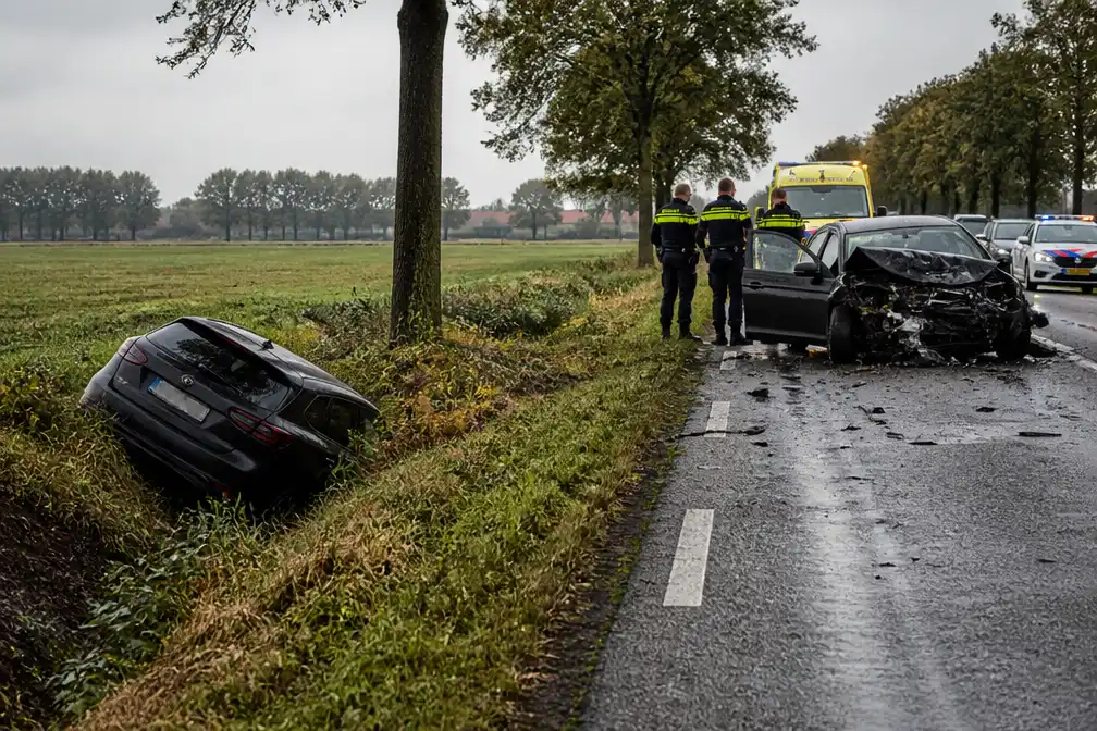 Dode en gewonde bij botsing tussen twee auto's in Oploo