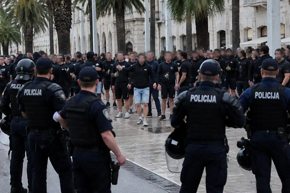 Ultra's van Hajduk Split ontregelen Conference League-duel met Ajax met antisemitische spreekkoren