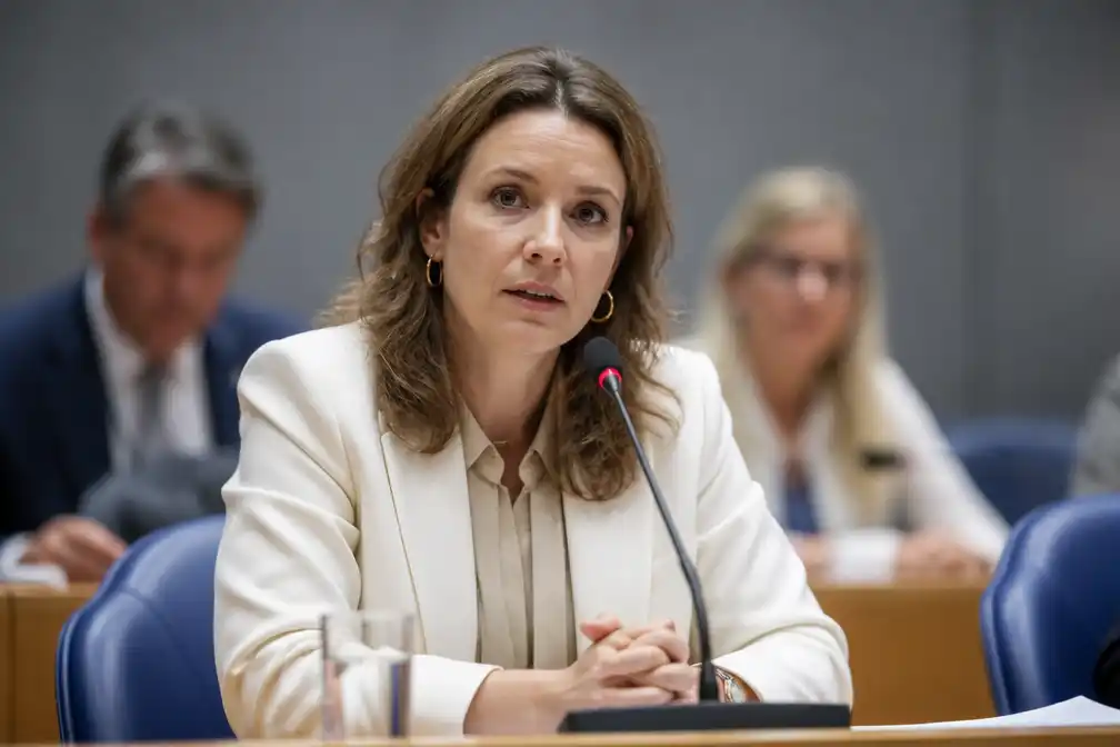 Zorgminister Hermans krijgt motie van afkeuring van SGP om abortusverkenning