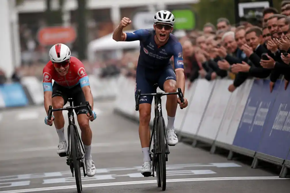 Van Dijke wint derde rit in Eneco Tour, Campenaerts pakt leiderstrui