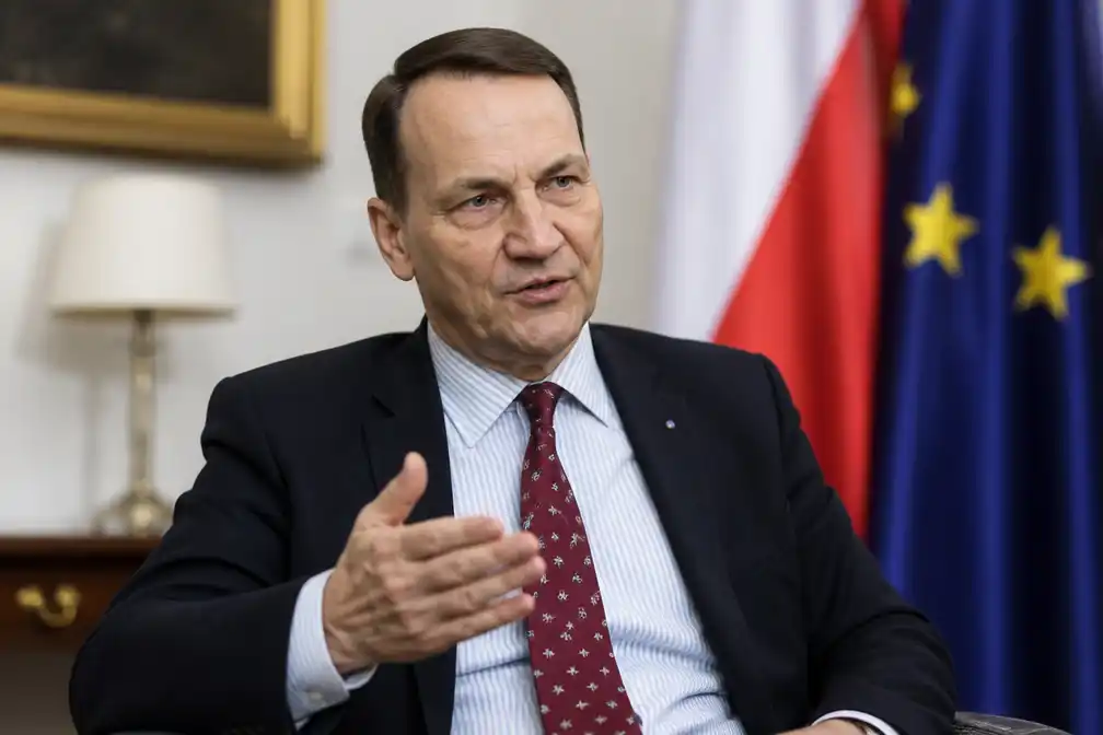 Poolse minister Sikorski: Poetin valt Europa niet aan, Rusland mist troepen
