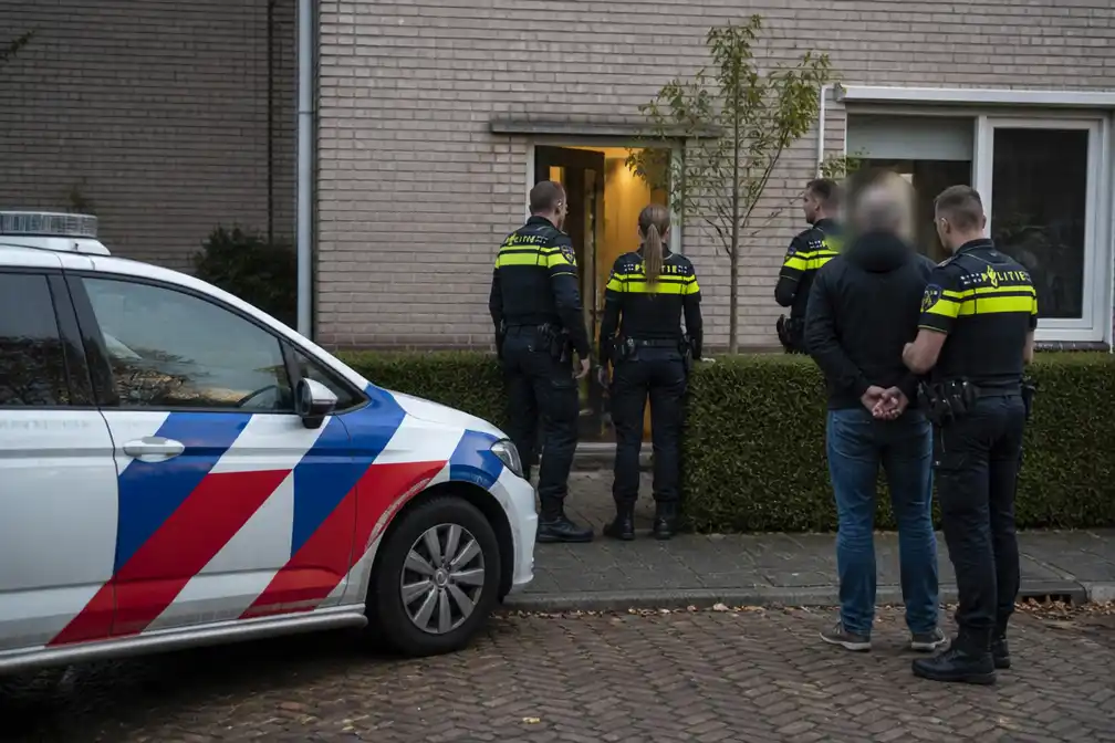 Politie vindt overleden vrouw in woning Beek en Donk, man aangehouden