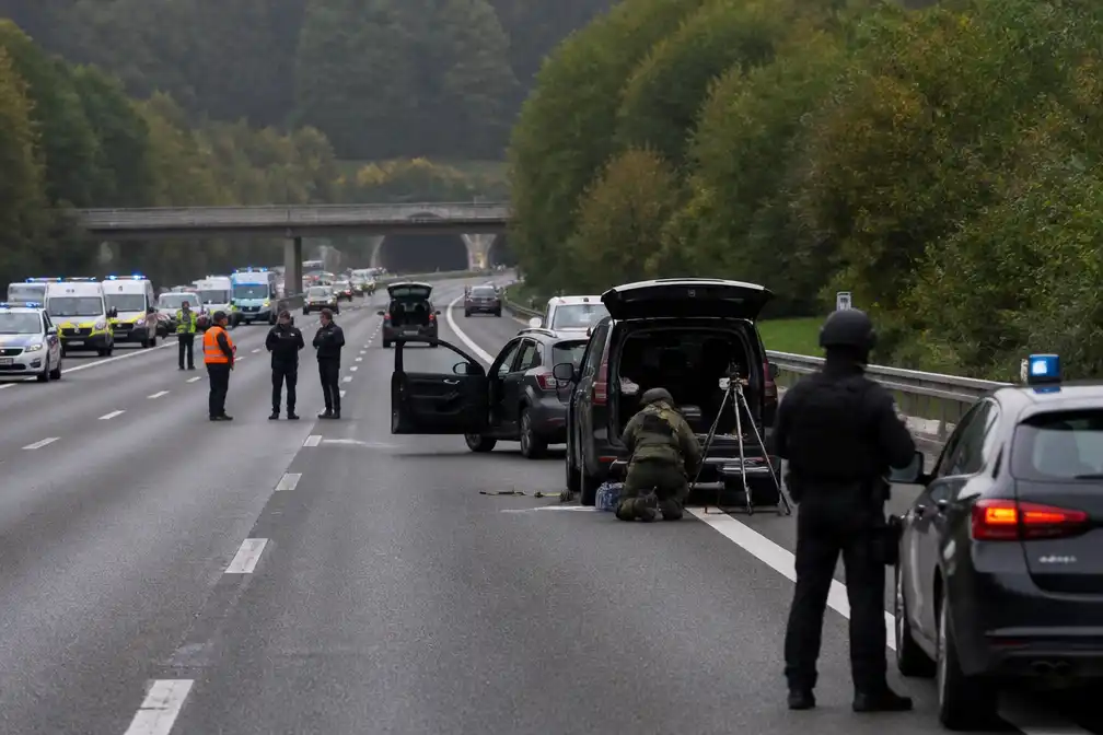 Gewapende man die op E25 dreigde zijn wagen op te blazen, geeft zich over