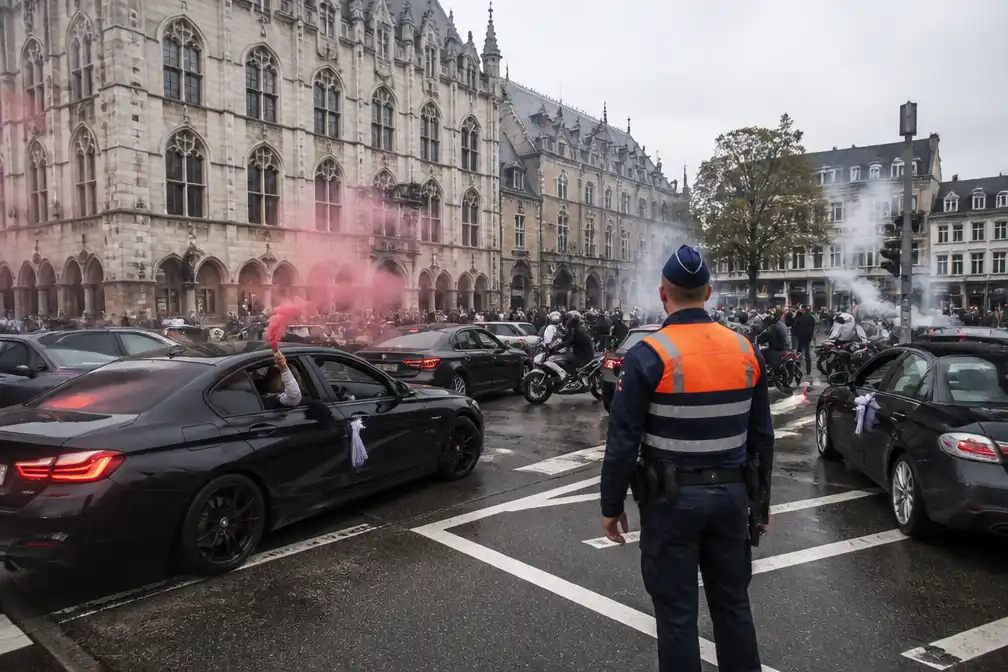 Trouwstoet legt tien minuten lang kruispunt voor stadhuis in Kortrijk lam