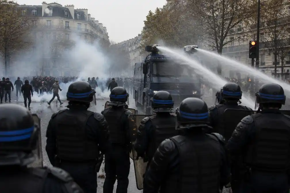 Rellen in Franse en Belgische steden: honderden arrestaties, spoedoverleg in Parijs
