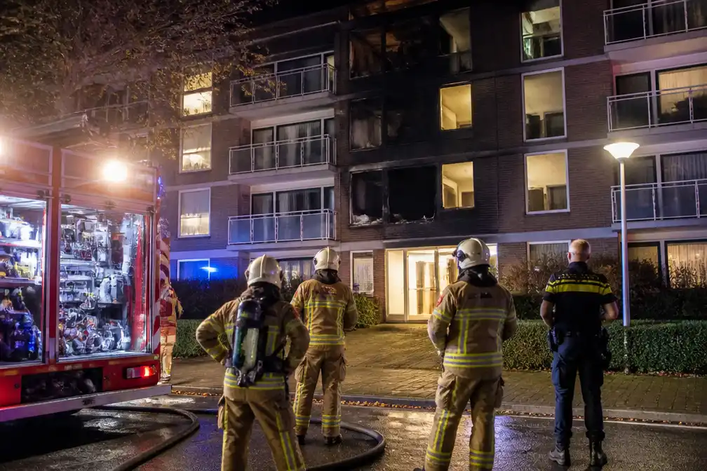 Man (50) overleden bij brand in flat Terneuzen, 70 woningen ontruimd