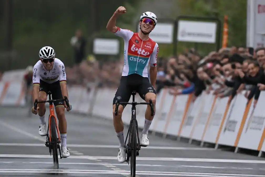 Jarno Widar wint slotrit en eindklassement in Ronde van Guangxi, voor Tom Pidcock