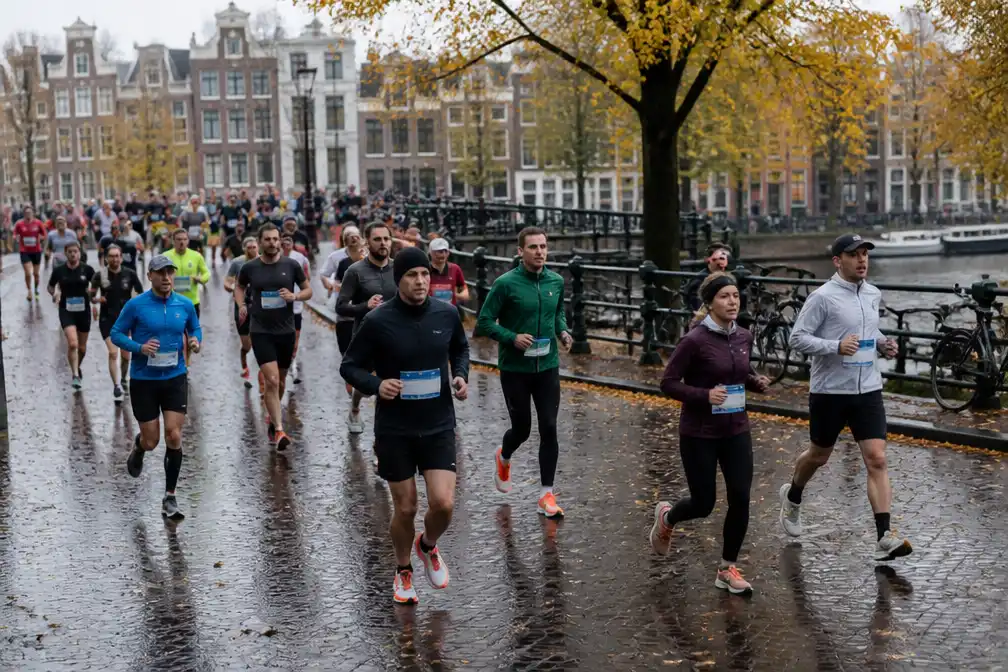 Zo'n 32.000 lopers in actie tijdens TCS Amsterdam Marathon in guur herfstweer