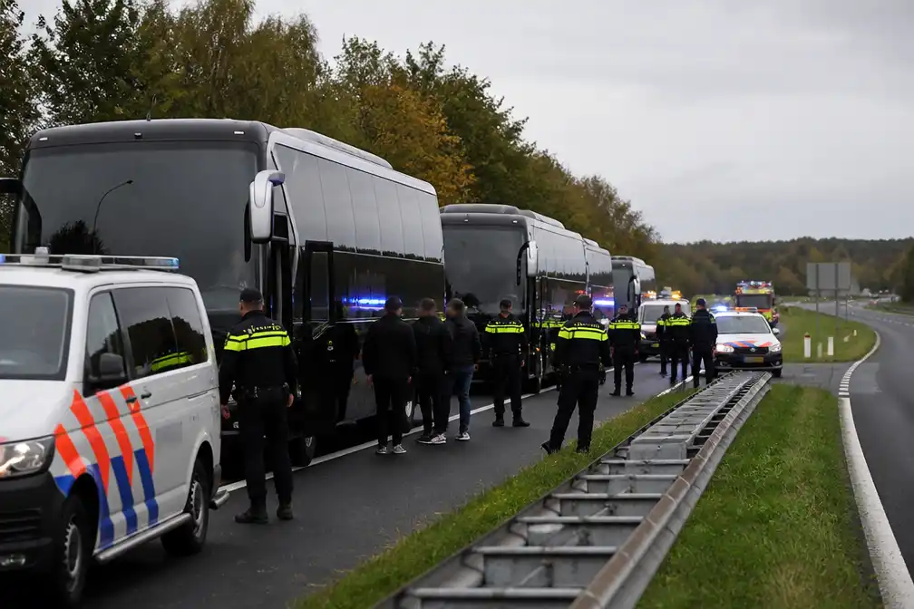Politie zet supportersbussen Go Ahead Eagles aan de kant op N35 bij Zwolle
