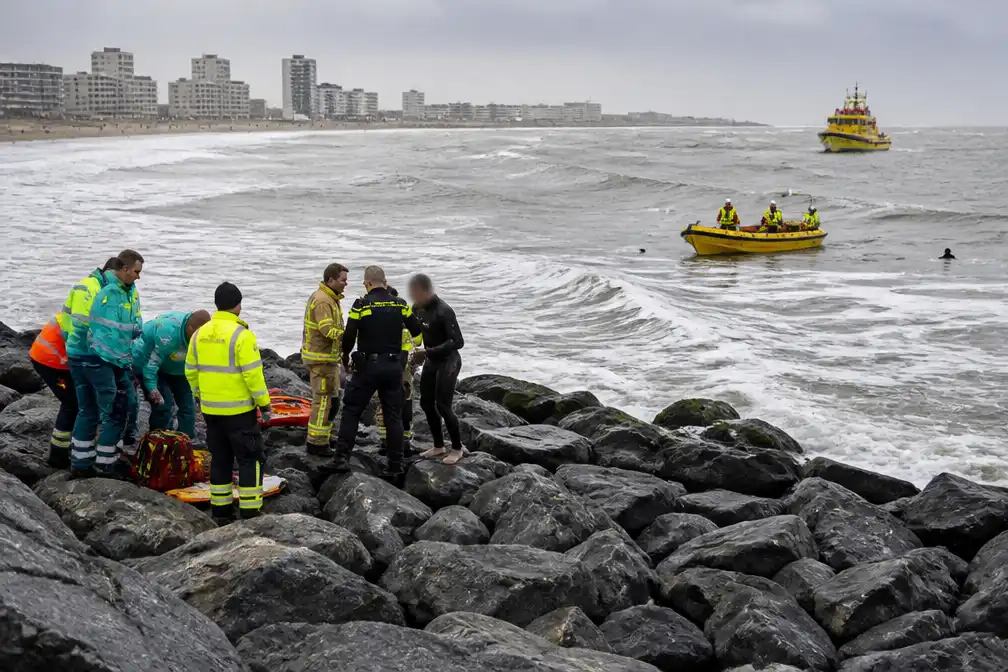 Reddingsactie bij Strand Noord in Den Haag na problemen met meerdere surfers
