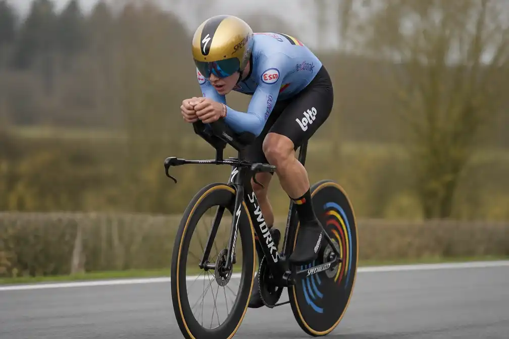 Evenepoel sluit seizoen af met zege in Chrono des Nations, derde grootste verschil ooit