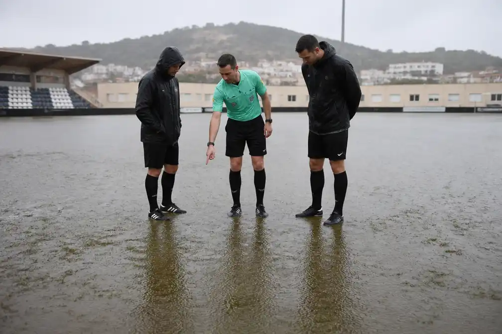 Wedstrijd Peña Deportiva – UCAM Murcia op Ibiza uitgesteld na regen, veldinspectie viraal