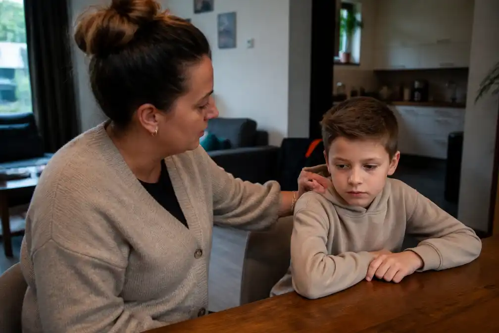 Gewoon gezin uit Glanerbrug over pgb voor zoon Julian: ‘Hij is geen dossier, hij is ons kind’