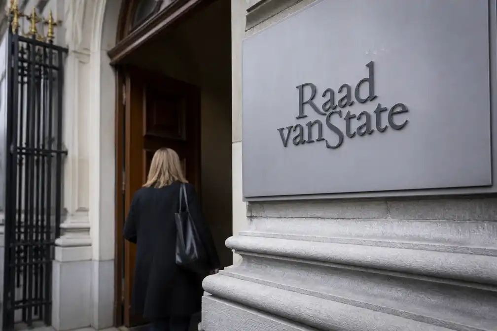 Raad van State: verbod op hoofddoek en keppeltje bij boa's vraagt betere onderbouwing