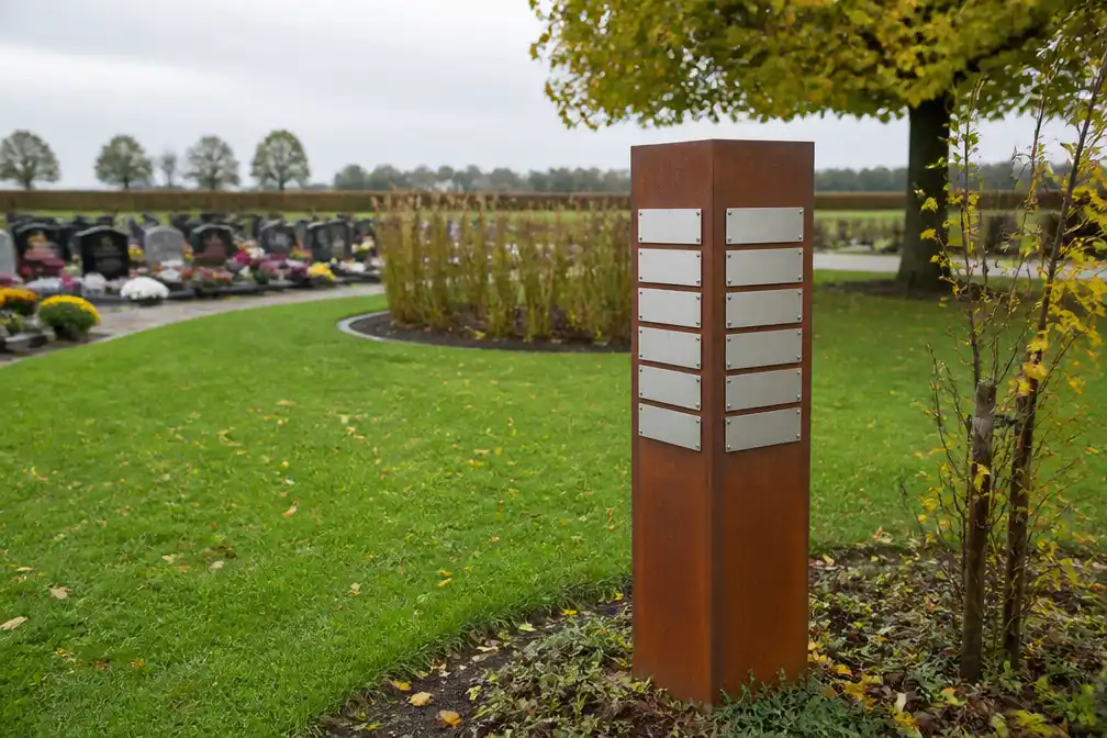Lo-Reninge plaatst cortenstaalzuilen bij strooiweides op vier begraafplaatsen
