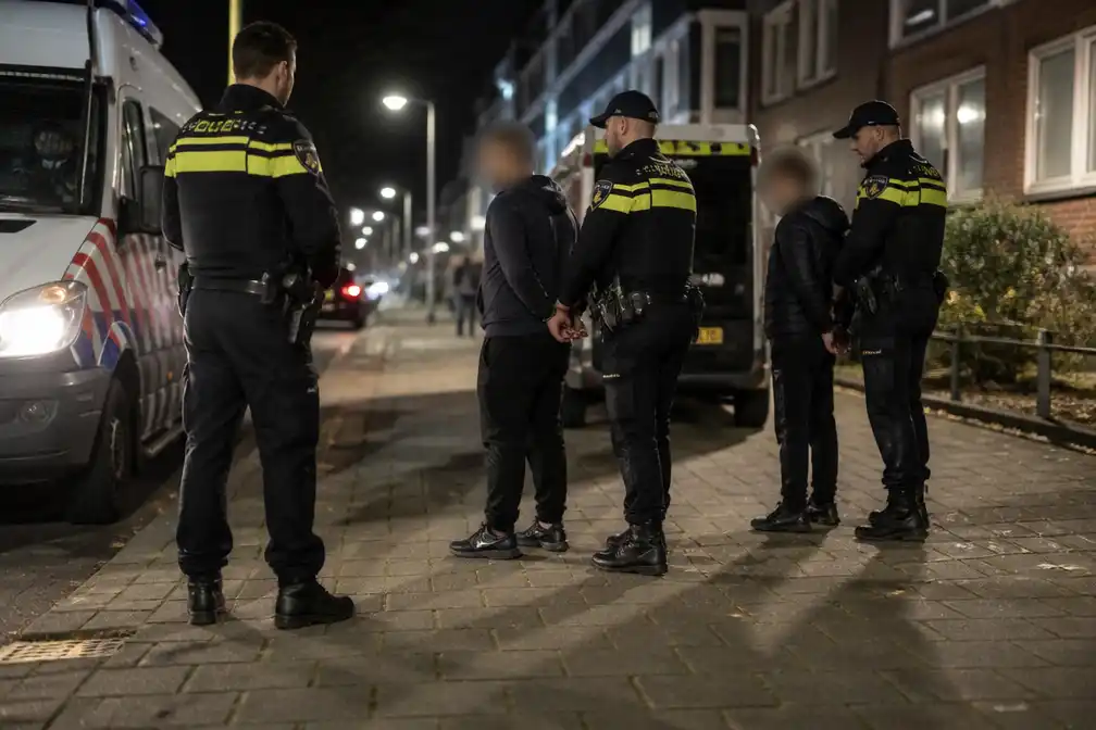 Politie pakt 39-jarige man en 14-jarige jongen op na onrust in Floradorp