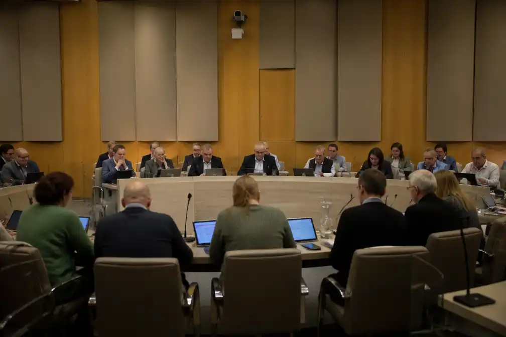 Izegemse gemeenteraad keurt motie tegen Vlaamse besparingen goed, oppositie stemt tegen