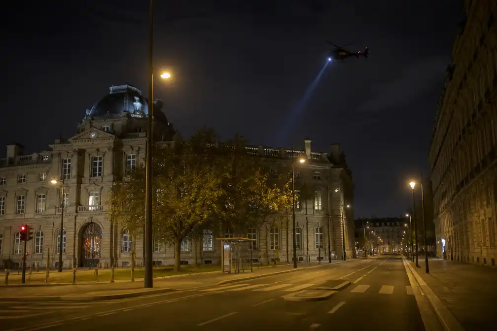 Rustige nacht in Frankrijk na avondklok, lege straten in Parijs